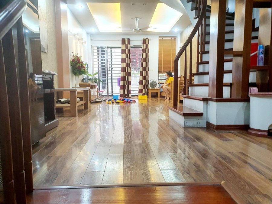 Nguyễn Khánh Toàn, vỉa hè kinh doanh cho thuê 40 triệu. Dt 54m, 5 tầng, mt 4.2m, giá 15.2 tỷ