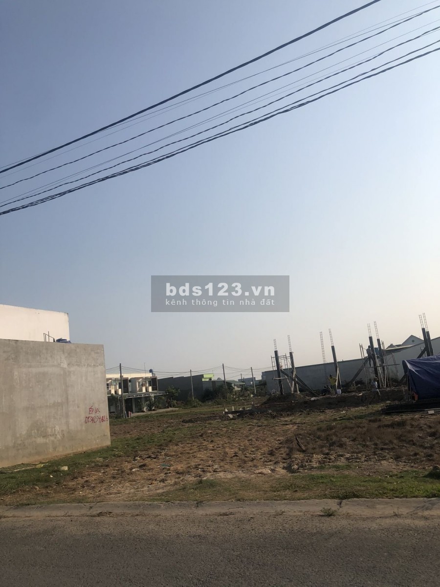 Tôi có 1 lô ngay đường 17A lộ giới 20m, thông thẳng ra đường chính và ĐLLA, giá 1ty250