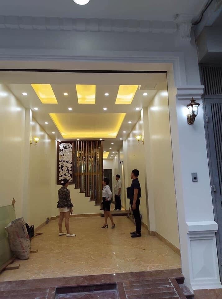 Bán nhà ngõ 106 Hoàng Quốc Việt, 6 tầng thang máy KD, gara ô tô.