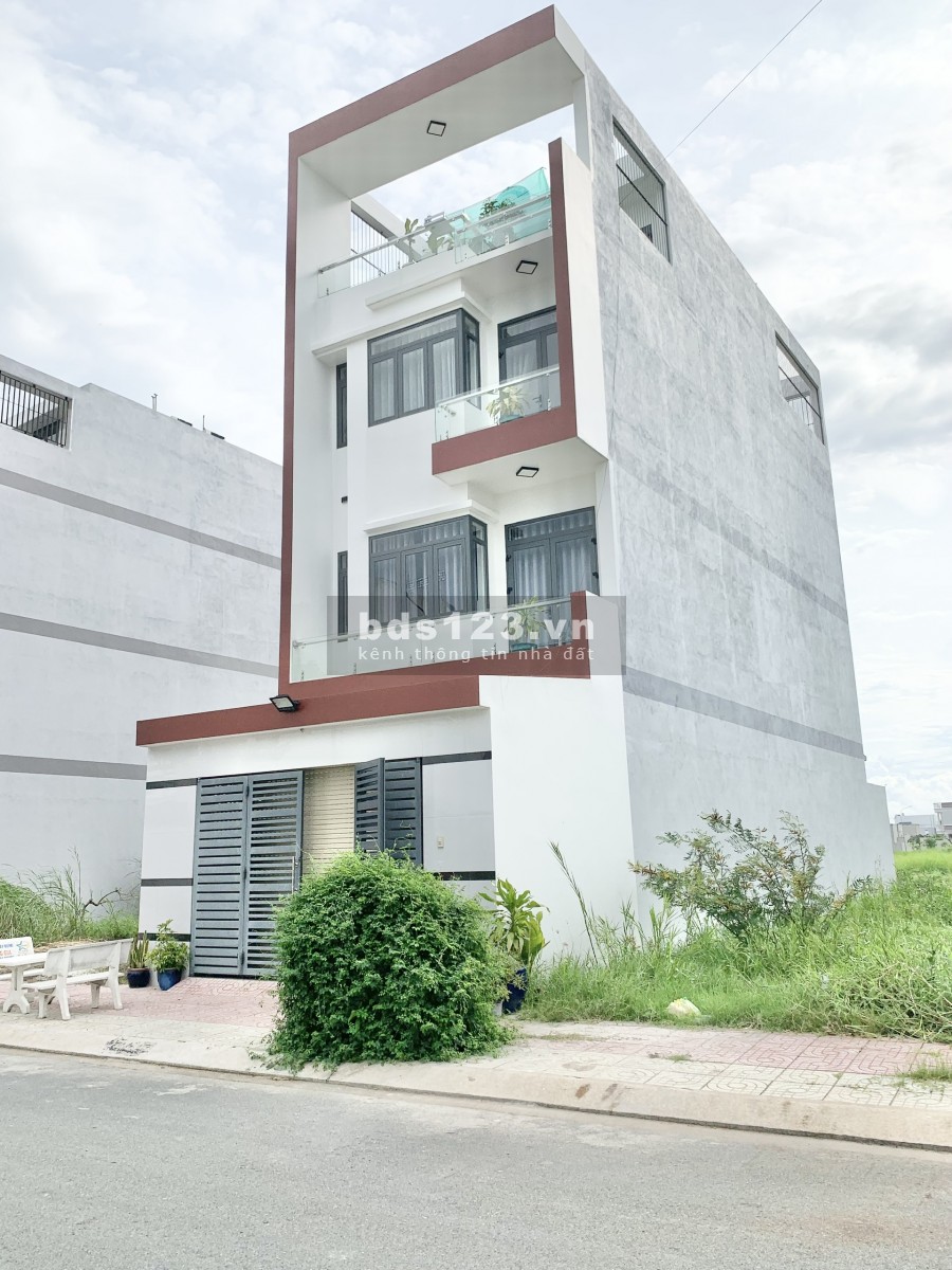 Bán nhà 2 lầu KDC Bình Chánh, liền kề chợ Hưng Long
