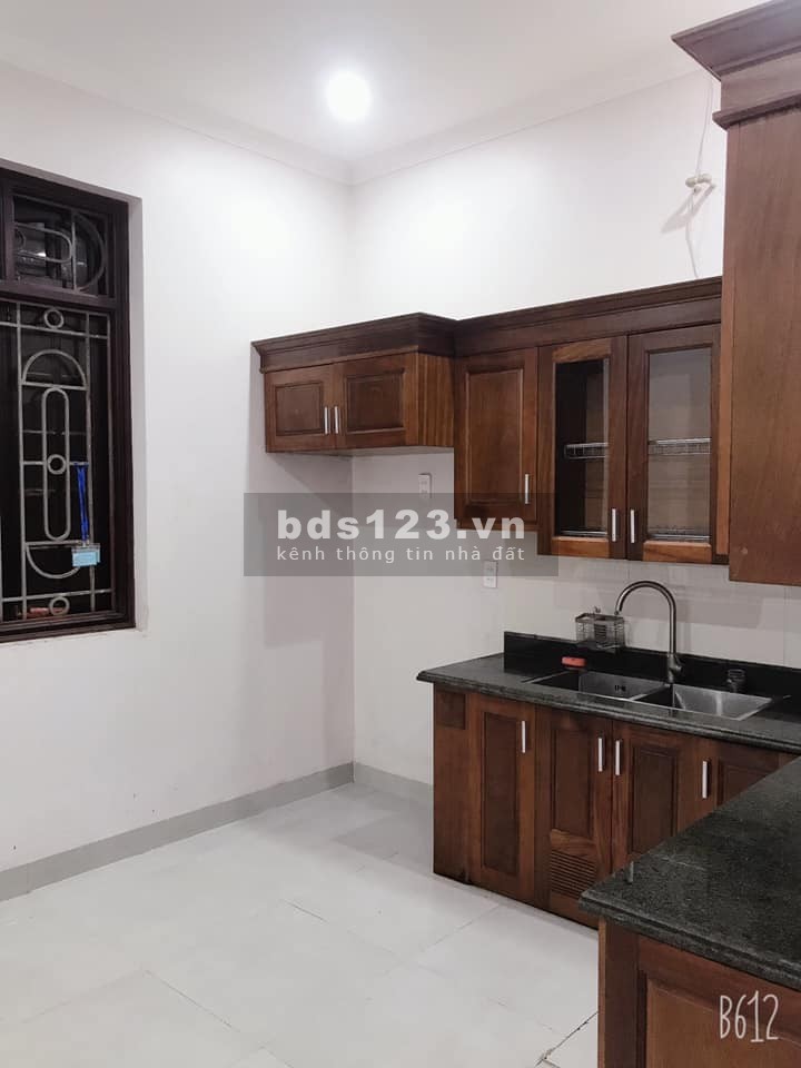 Hơn 7 tỷ có nhà 45m ô tô tránh vỉa hè, kinh doanh sầm uất, lh 0978439490