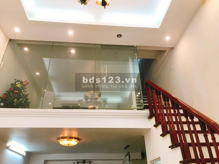 Bán nhà ngõ 175 Lạc Long Quân, Mặt tiền 4.5m, Ôtô đỗ cửa, gần Hồ Tây giá 5.6 tỷ