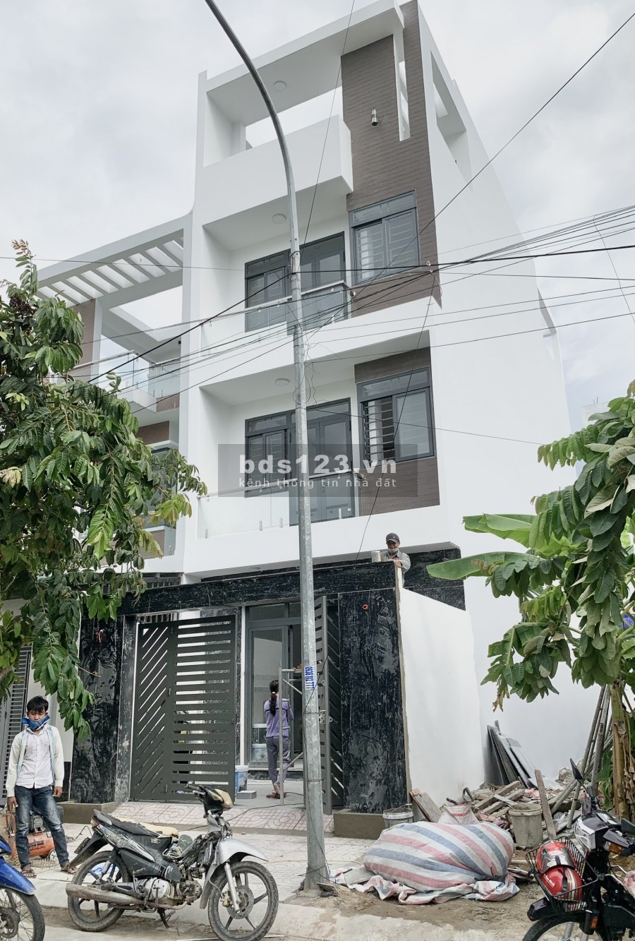 Bán nhà 2 lầu KDC Bình Chánh, liền kề chợ Hưng Long