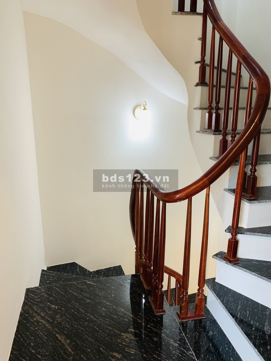 Bán nhà Bát Khối, Long Biên, 30m2, 5T, giá 1.9 tỷ. Nội thất đẹp, lô góc