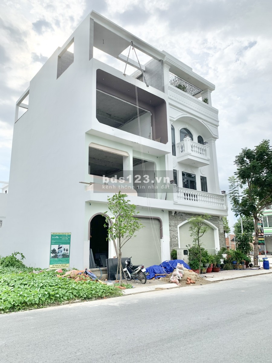 Bán nhà 2 lầu KDC Bình Chánh, liền kề chợ Hưng Long