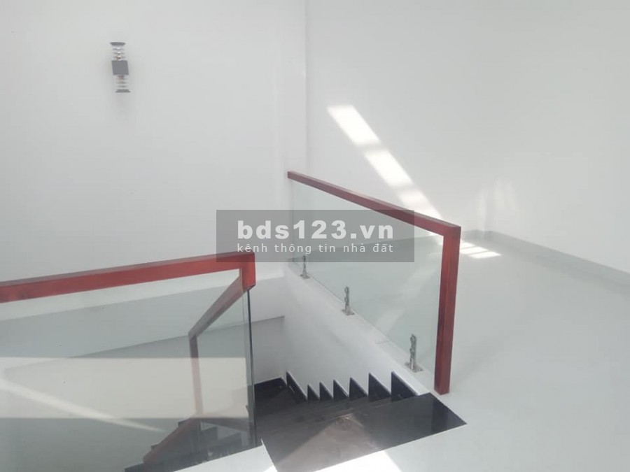 Bán nhà mới xây khu đô thị đường Đinh Đức Thiện, chợ Bình Chánh, thiết kế 1 trệt, 2 lầu