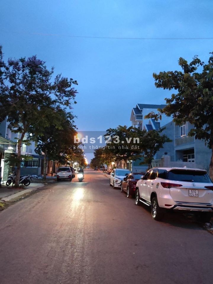 Bán nhà 2 lầu KDC Bình Chánh, liền kề chợ Hưng Long
