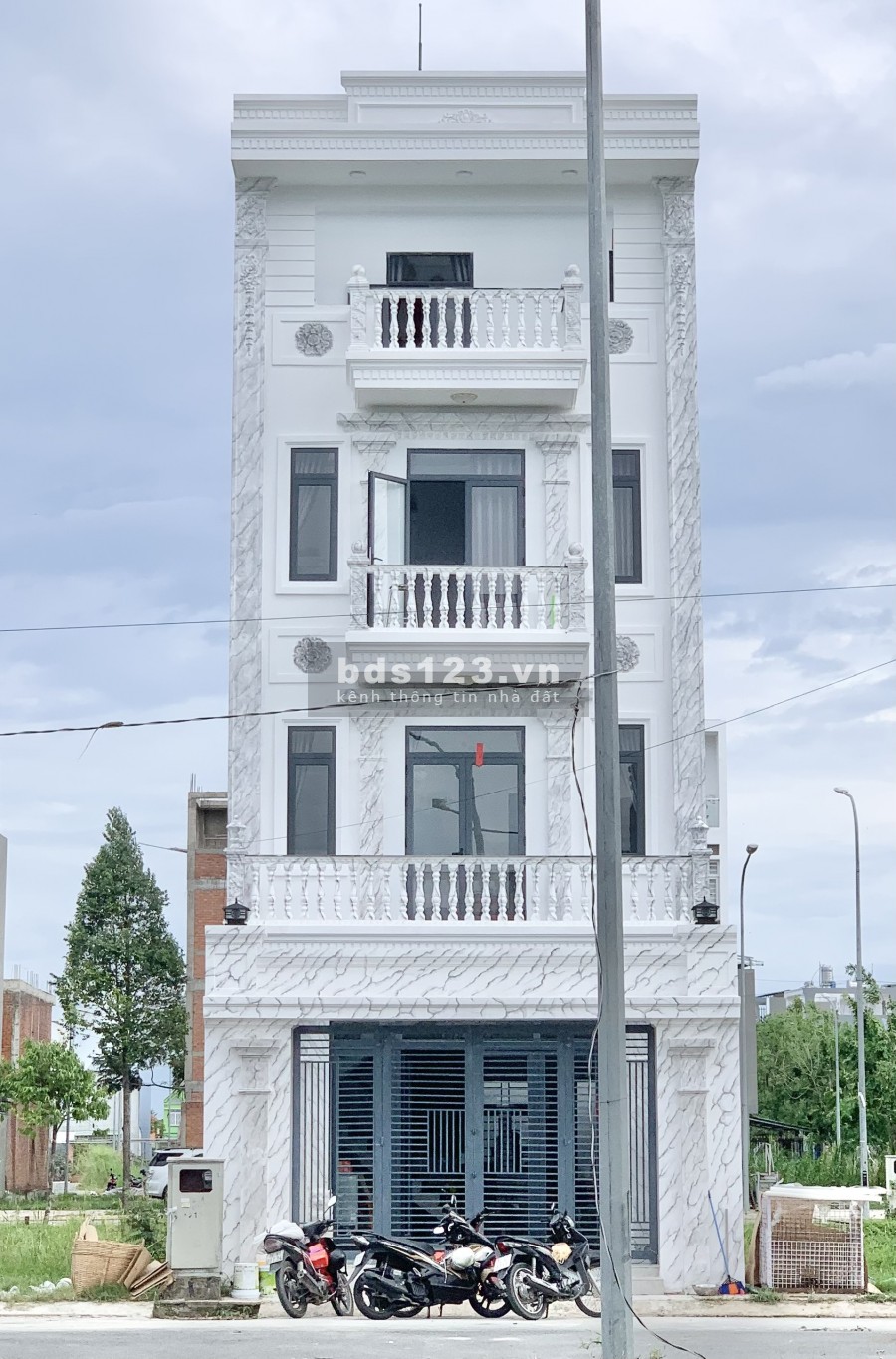 Bán nhà 2 lầu KDC Bình Chánh, liền kề chợ Hưng Long