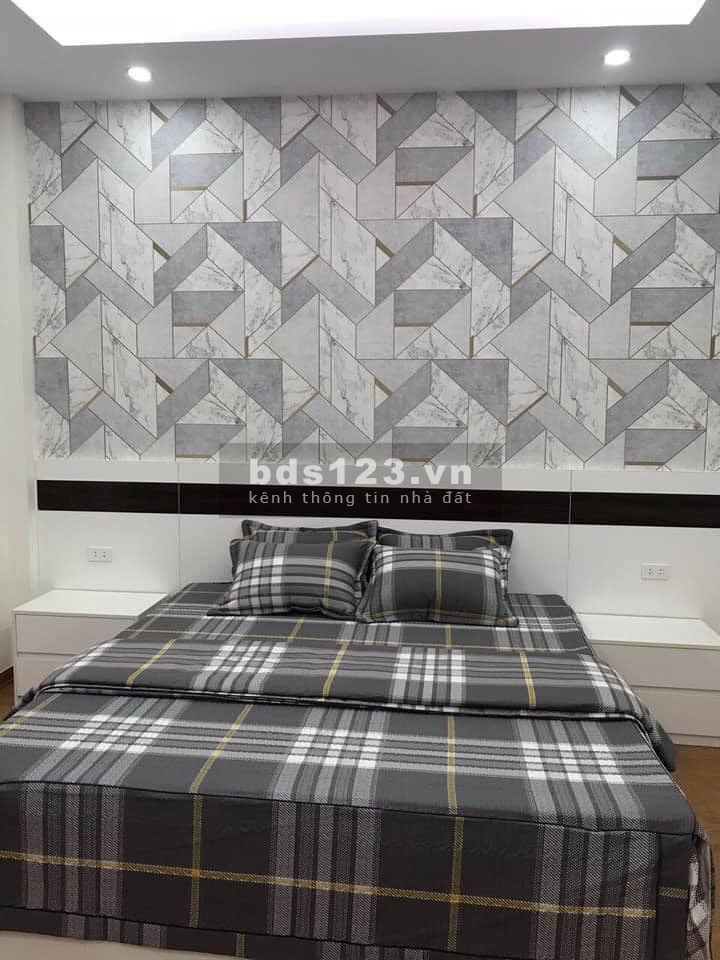 Cần tiền bán gấp nhà Chùa Láng, Quận Đống Đa, dt 37m2, 5 tầng đúc, giá 3.5 tỷ