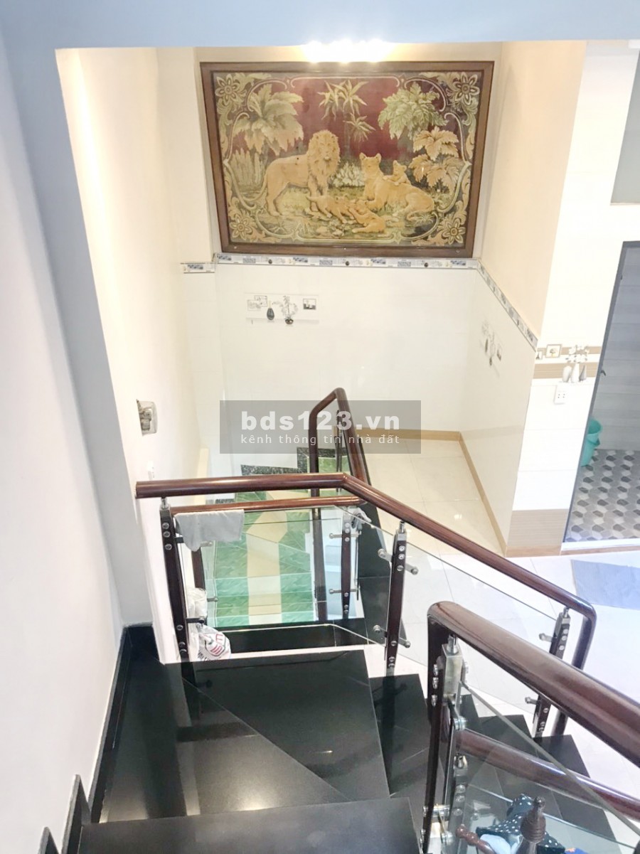 Bán nhà đẹp 3 lầu mặt tiền KD đường Hồ Hảo Hớn P.Cô Giang Quận 1
