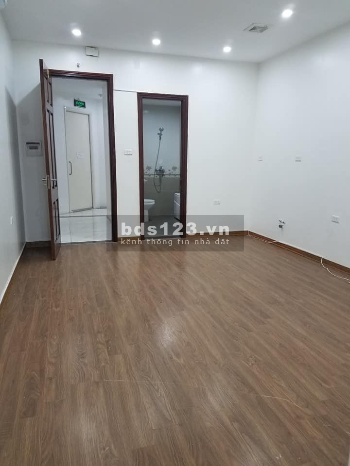 Cho thuê nhà Hoàng Quốc Việt, Cầu Giấy. Dt: 70m, 4 tầng. Mt: 4m
