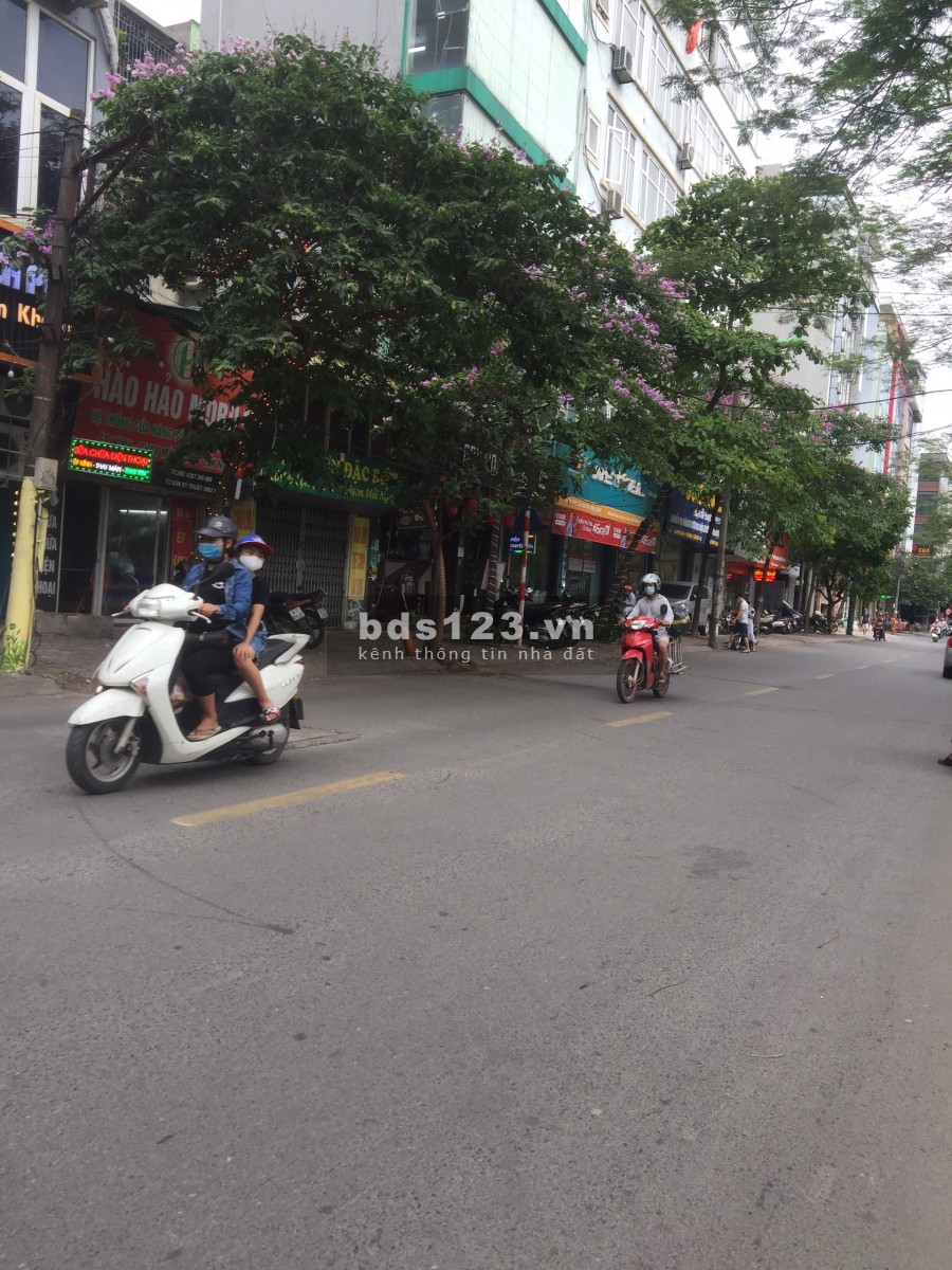 Cho thuê nhà Hoàng Quốc Việt, Cầu Giấy. Dt: 70m, 4 tầng. Mt: 4m