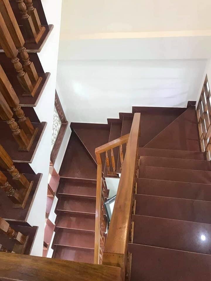 Nhà xây độc lập 4 tầng tại Thiên Lôi - ô tô đỗ trong sân.