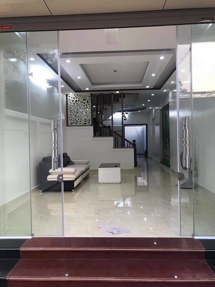 Nhà xây độc lập 4 tầng tại Thiên Lôi - ô tô đỗ trong sân.
