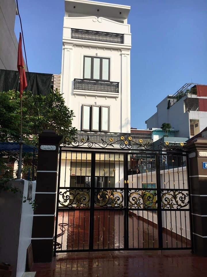 Nhà xây độc lập 4 tầng tại Thiên Lôi - ô tô đỗ trong sân.