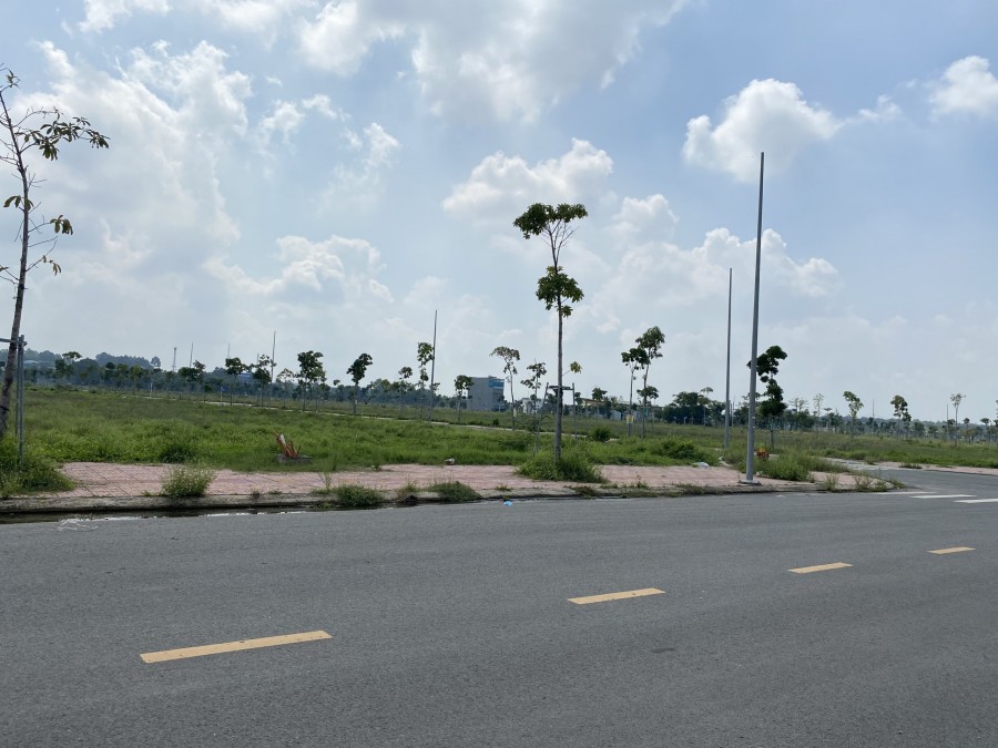 Cần ra lô đất ngay tt tx Bến Cát, mặt tiền đường Hùng Vương giá từ 850tr/nền/100m2