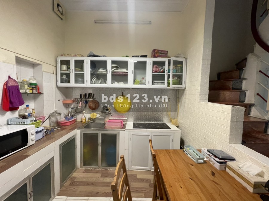 Cho thuê nhà ngõ 612 Đê La Thành 3PN*40m2, đầy đủ đồ , dân trí cao, oto 5 chỗ