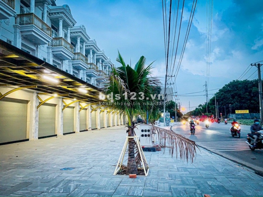 Nhà phố mặt tiền kinh doanh, nhà ở, sổ sẵn, dt 200m2 thổ cư tại Dĩ An