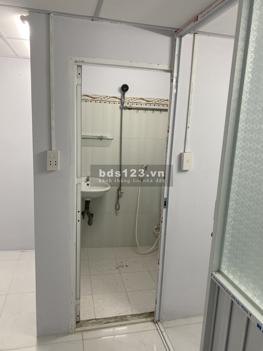 Bán nhà ở quận 12. Điện nước máy lạnh đầy đủ.