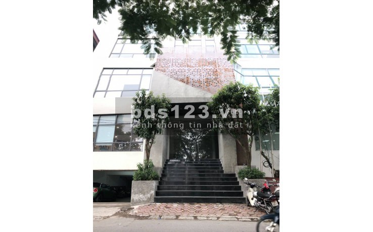 Chính chủ cho thuê văn phòng 111m2 view hồ, giá tốt tại mặt phố Hoàng Cầu, Đống Đa, Hà Nội.