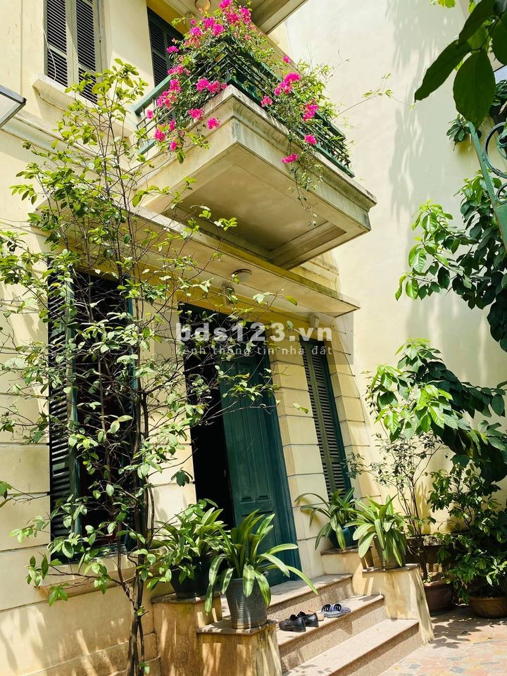 Bán nhà mặt phố Tây Hồ 120m2xMT 6,6m, ô tô 7 chỗ vào nhà, kinh doanh, 2 mặt thoáng