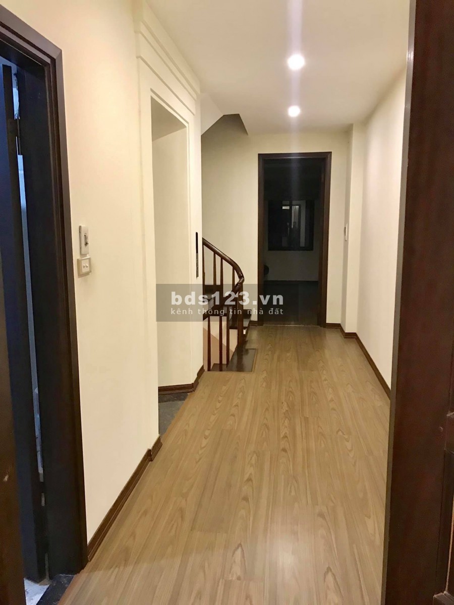 Siêu phẩm nhà đẹp Cầu Giấy, đường ô tô tránh, gara xe 7 chô, 6 tầng đúc, dt 60m2