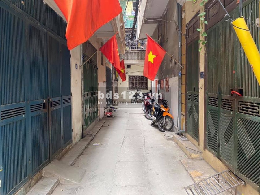 Bán nhà Ngã Tư Sở 5 tầng, cạnh Royalcity, ô tô tránh 40m, giá chỉ 2.7 tỷ