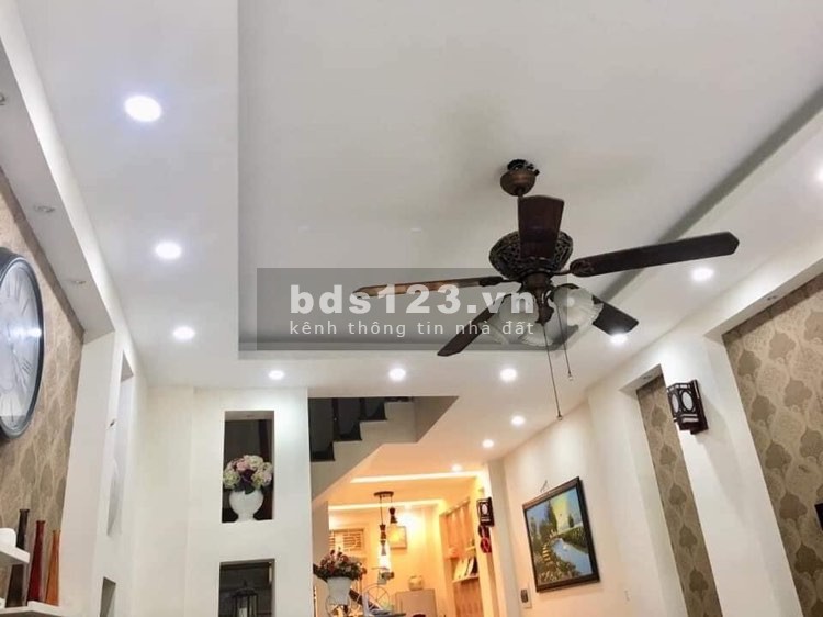 Bán nhà Bồ Đề, GẦN HỒ ĐIỀU HOÀ 50m2, 5 tầng, MT 4m, Giá 4.2 tỷ (ngõ ô tô, gara)
