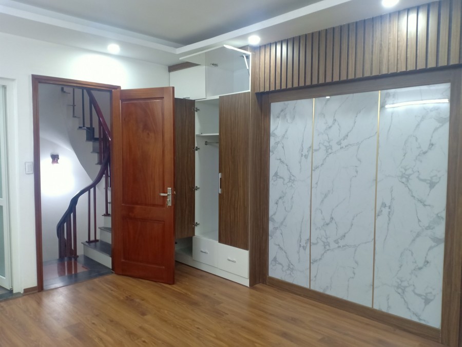 Cần bán nhà 5 tầng 54m mt 5m Phố Khương Đình, nhỉnh 4 tỷ, nhà đẹp, ở ngay