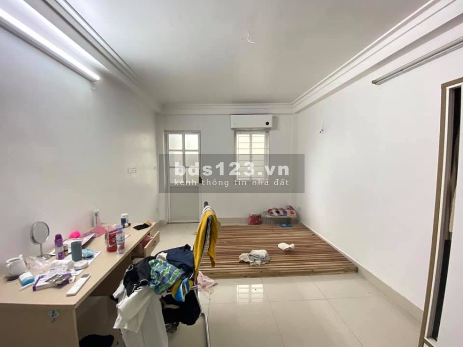 Bán nhà Ngã Tư Sở 5 tầng, cạnh Royalcity, ô tô tránh 40m, giá chỉ 2.7 tỷ