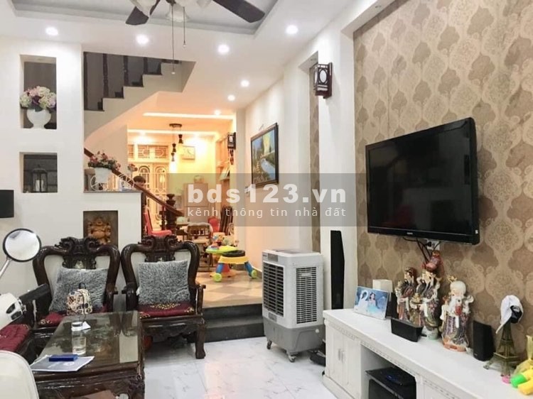 Bán nhà Bồ Đề, GẦN HỒ ĐIỀU HOÀ 50m2, 5 tầng, MT 4m, Giá 4.2 tỷ (ngõ ô tô, gara)