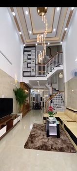 Sở hữu 1 căn nhà Mặt tiền, đường rộng 30 có vỉa hè cây xanh, đâu xe Ôtô. Nhà 3 Lầu có sỗ sẵn giá rẻ