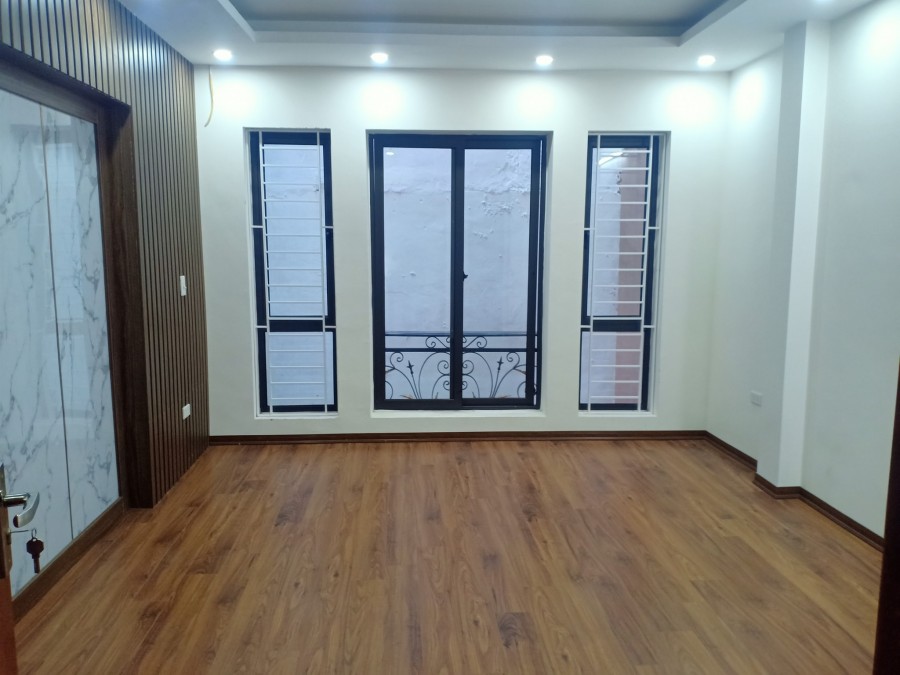 Cần bán nhà 5 tầng 54m mt 5m Phố Khương Đình, nhỉnh 4 tỷ, nhà đẹp, ở ngay