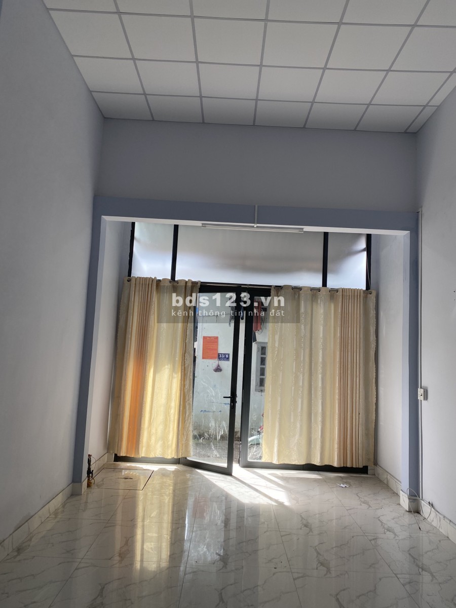 Bán nhà ở quận 12. Điện nước máy lạnh đầy đủ.