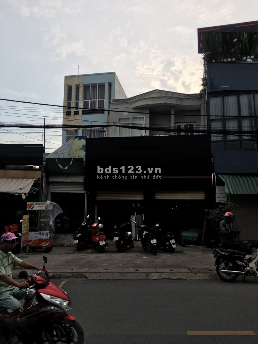 Mặt Tiền đ. Nguyễn Sơn. dt: 8 x 18 . Nhà đẹp sầm uất
