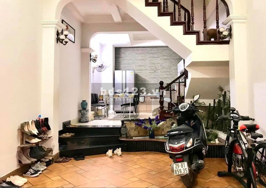Bán gấp nhà 4 tầng, mặt ngõ ô tô tránh phố Hoàng Cầu 45m2x4,1m; nhỉnh 10 tỷ lh 0947161359