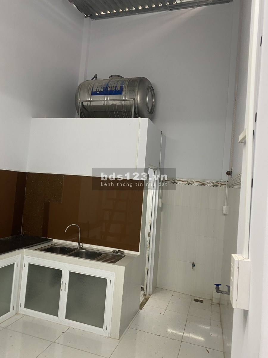Bán nhà ở quận 12. Điện nước máy lạnh đầy đủ.