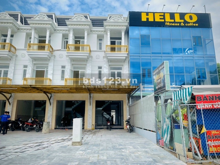 Nhà phố mặt tiền kinh doanh, nhà ở, sổ sẵn, dt 200m2 thổ cư tại Dĩ An