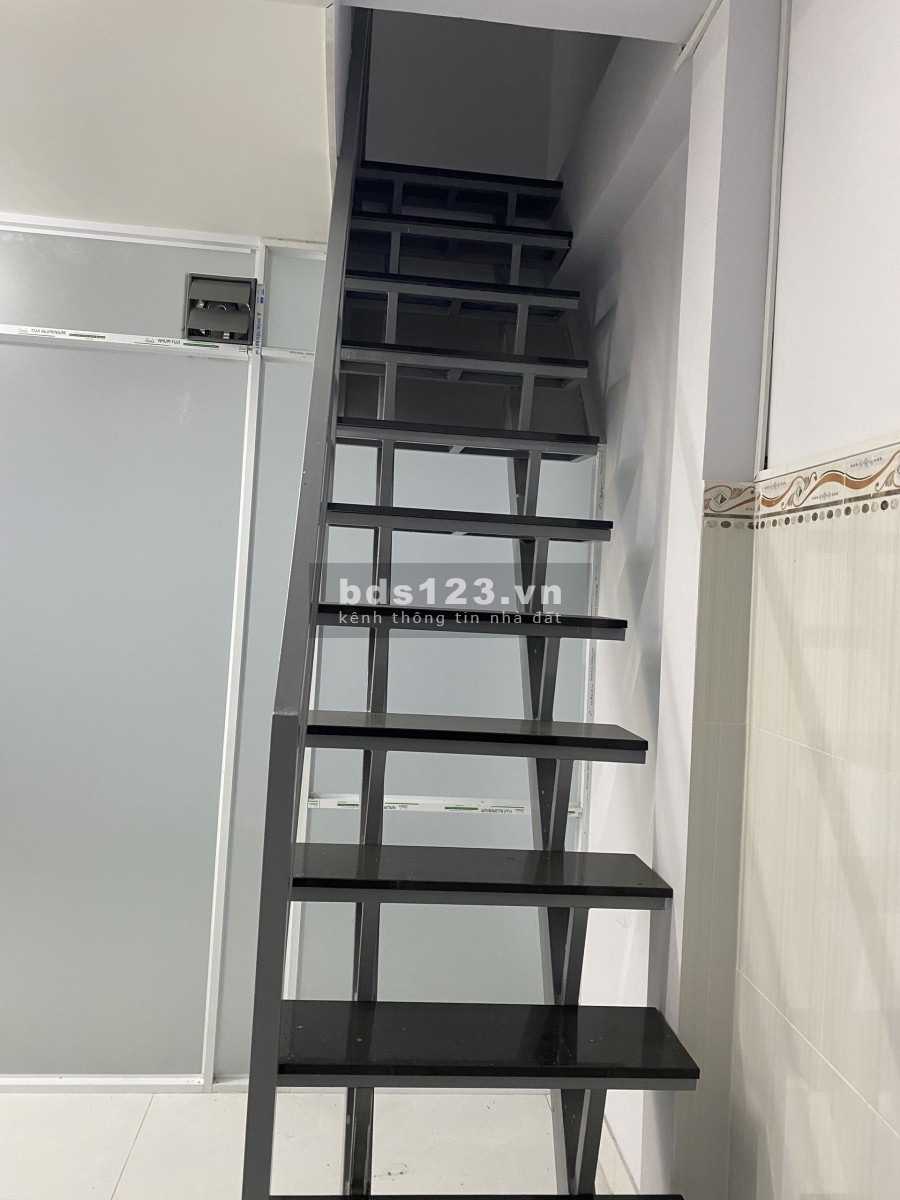 Bán nhà ở quận 12. Điện nước máy lạnh đầy đủ.