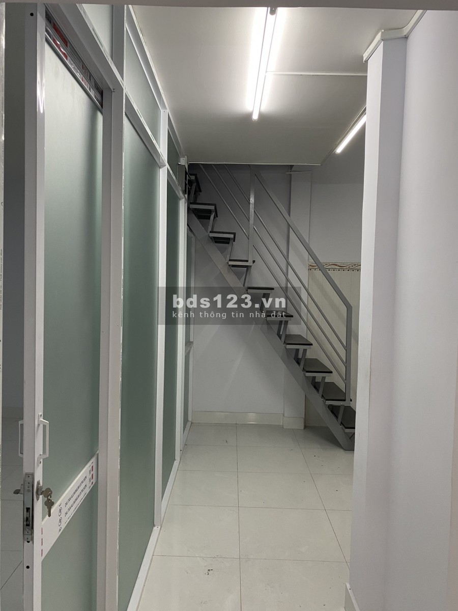Bán nhà ở quận 12. Điện nước máy lạnh đầy đủ.
