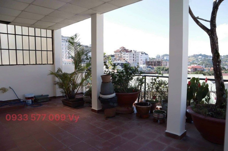 Bán nhà 2 mặt tiền cạnh nhà thờ con gà tp Đà Lạt, khu sầm uất của thành phố, sổ riêng, đường xe tải, lh 0933 577 009 vy