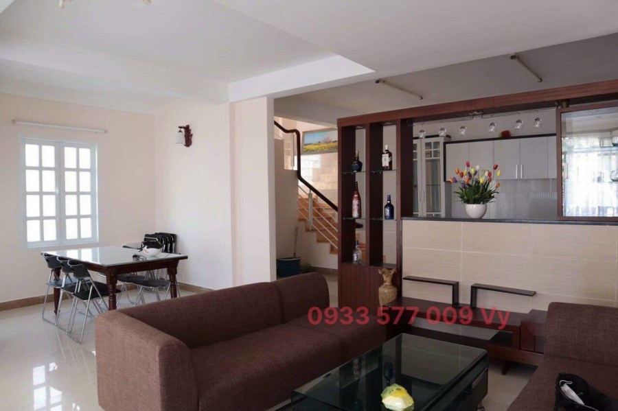 Bán nhà 2 mặt tiền cạnh nhà thờ con gà tp Đà Lạt, khu sầm uất của thành phố, sổ riêng, đường xe tải, lh 0933 577 009 vy