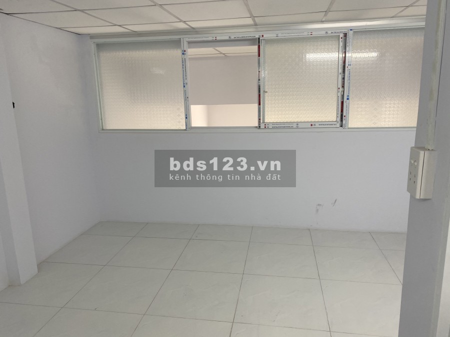 Bán nhà ở quận 12. Điện nước máy lạnh đầy đủ.