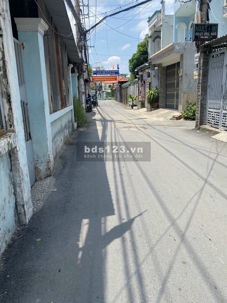 Bán Nhà Cấp 4, gác lửng, rộng rãi, nở hậu nhà còn mới, bao công chứng