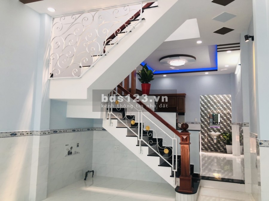 Nhà 1 trệt 1 lầu vị trí đẹp cơ sở hạ tầng đầy đủ ở quận 12