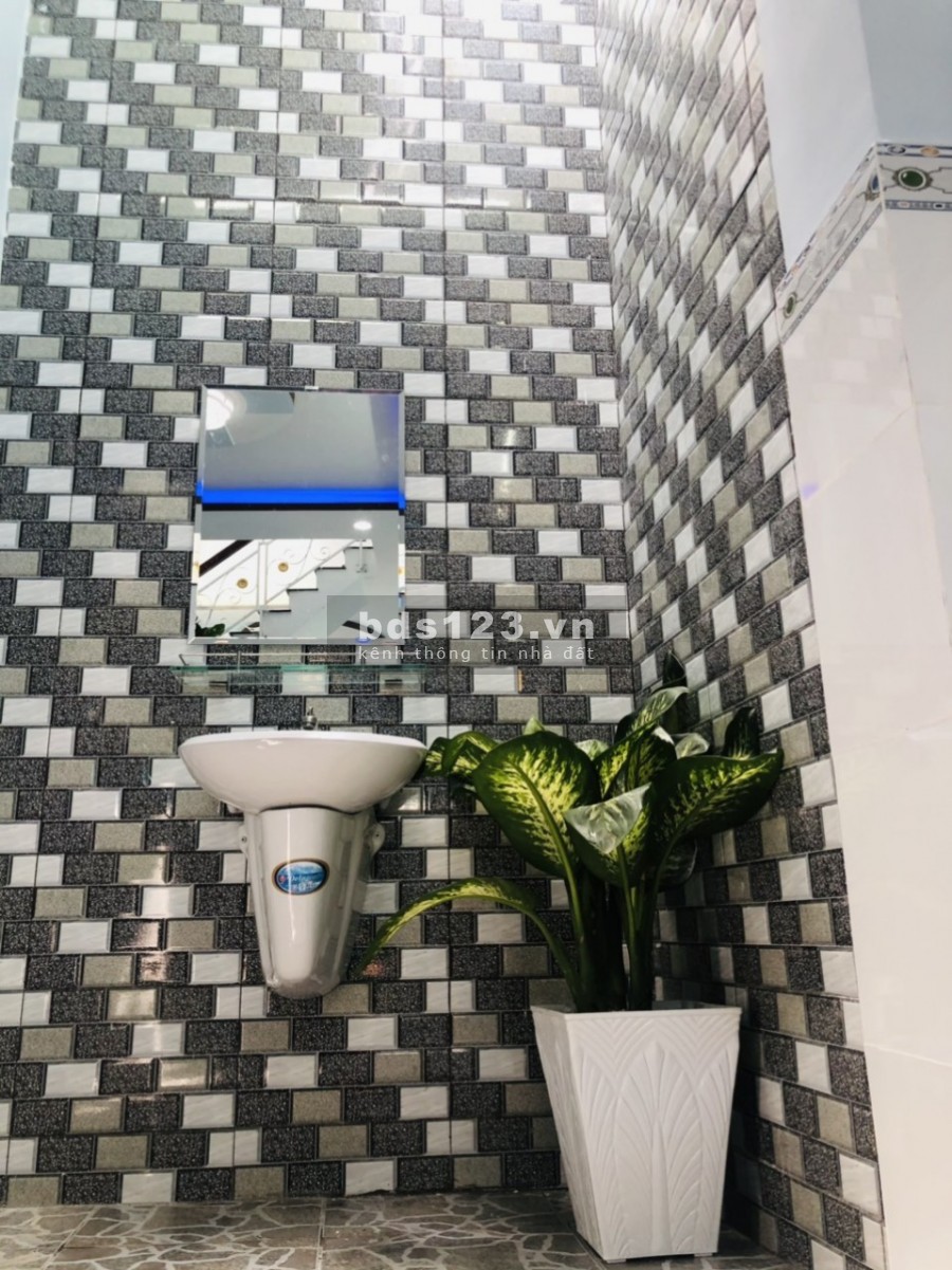 Nhà 1 trệt 1 lầu vị trí đẹp cơ sở hạ tầng đầy đủ ở quận 12