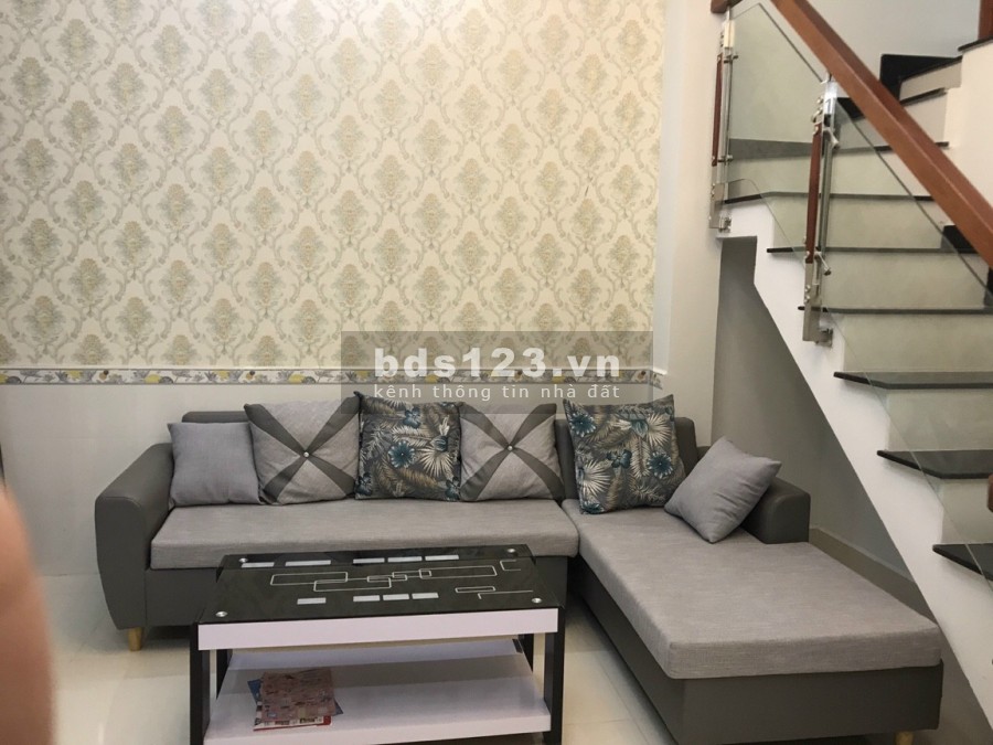 Bán đất tặng nhà 60m2 đường Phú Thuận Quận 7