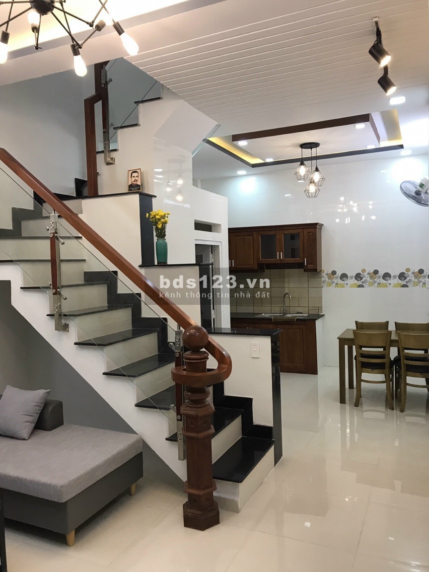 Bán đất tặng nhà 60m2 đường Phú Thuận Quận 7
