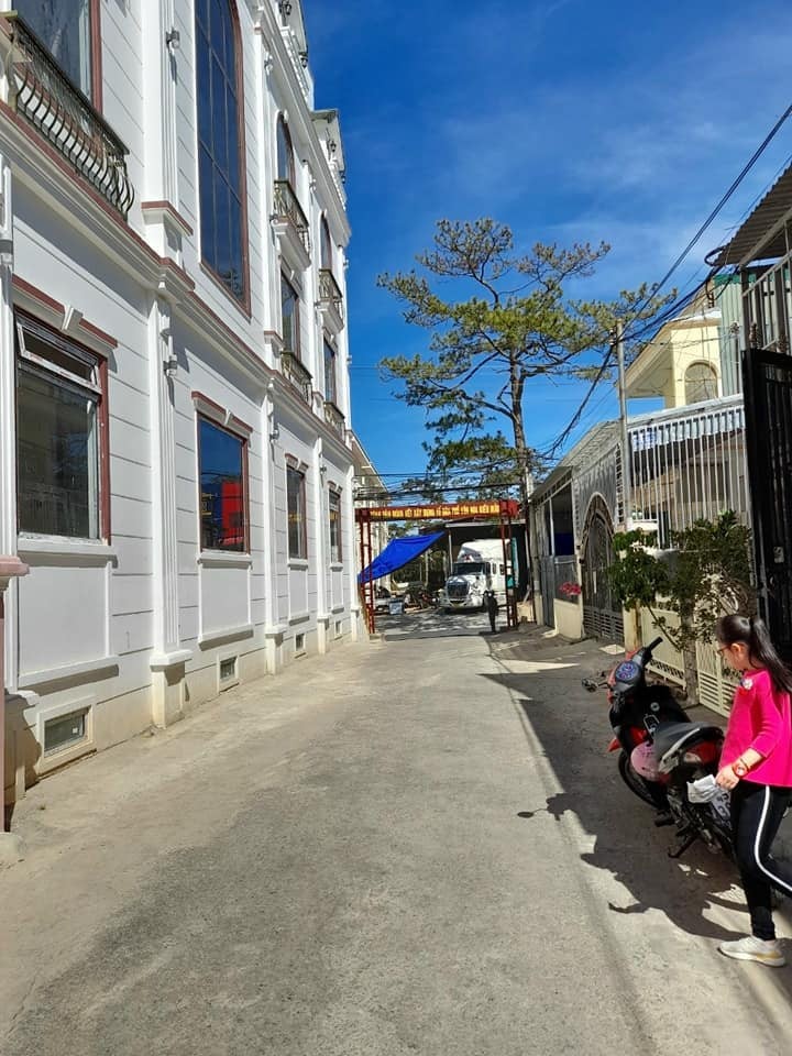 Cần tiền bán khách sạn mặt tiền Mê Linh, phường 9, Đà Lạt