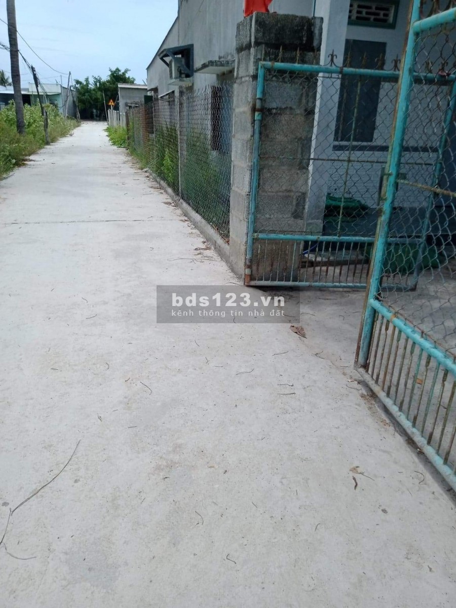 Cần bán gấp lô đất tặng nhà cấp 4 còn mới ngay đầm thủy triều